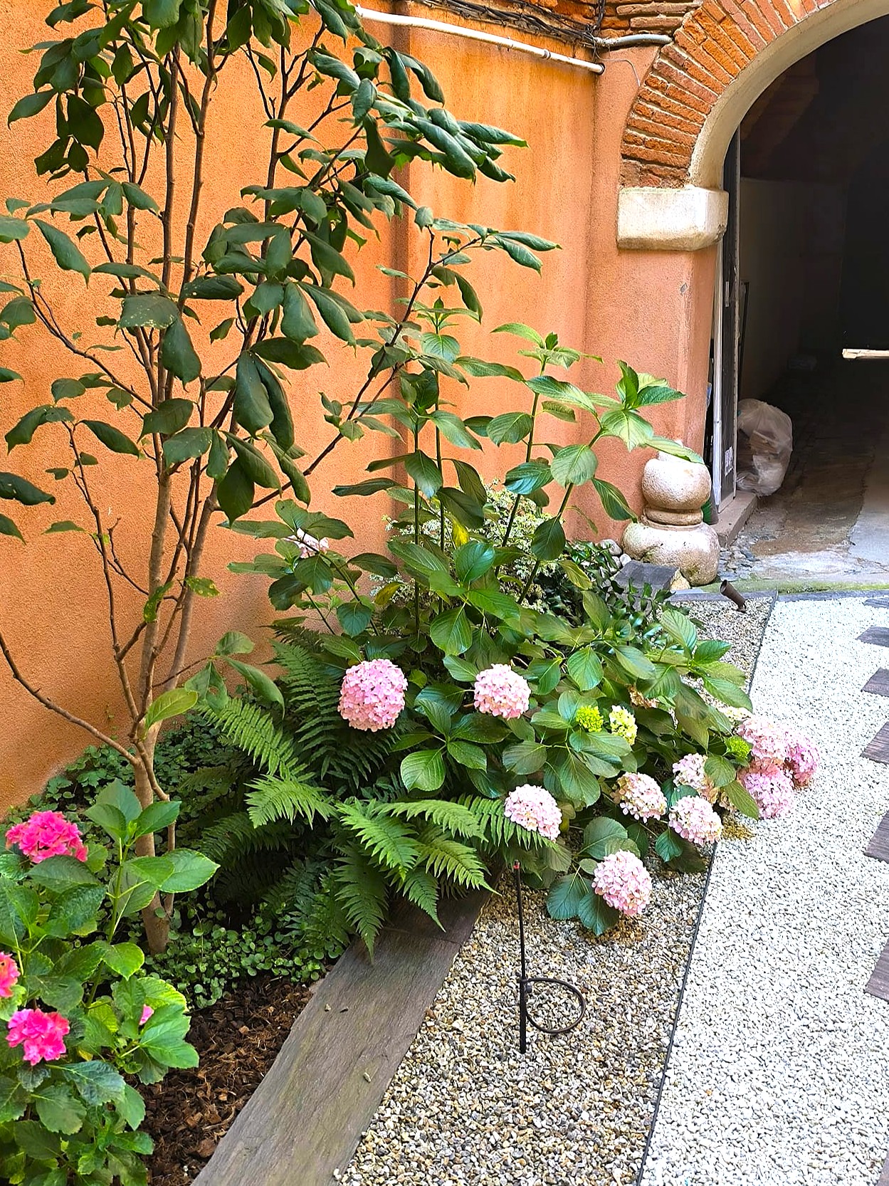 Cour Toulouse aménagement hortensia bordures allée gravier — Urbanessence