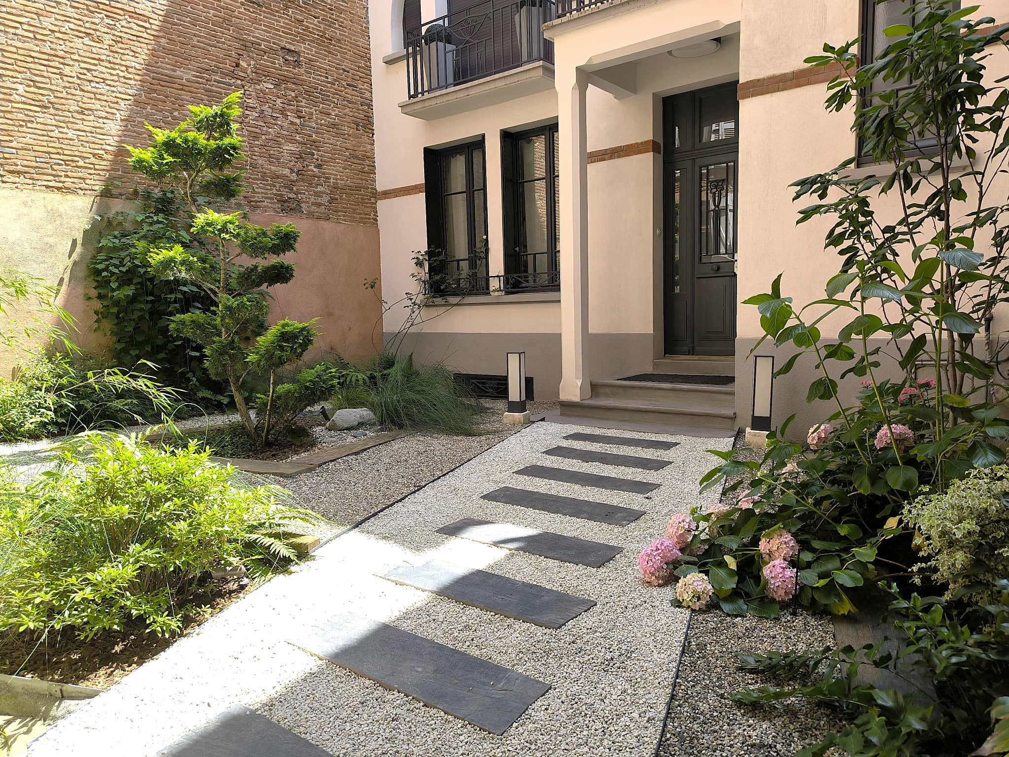 Jardin entrée maison toulousaine hydrangéas — Urbanessence
