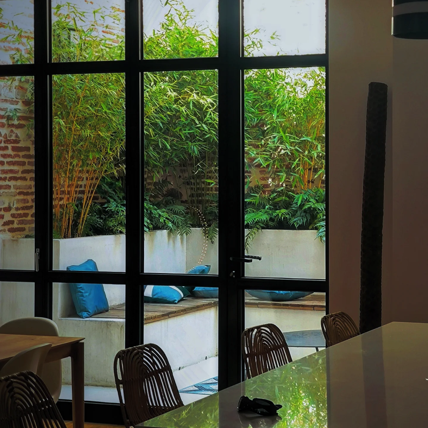 Patio contemporain bambous fougères zen Toulouse — Urbanessence