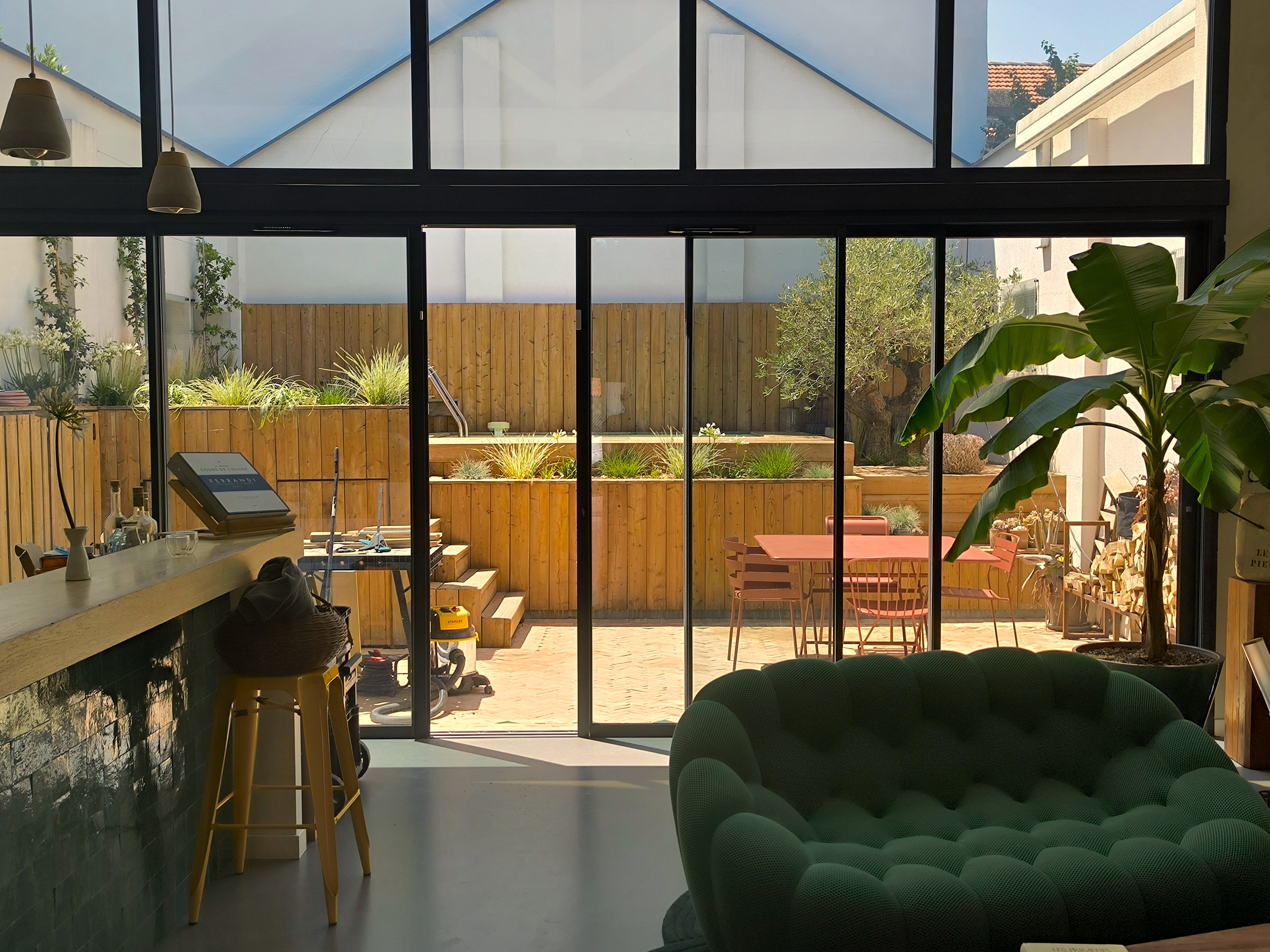 Patio contemporain premium jardinières Toulouse — Urbanessence