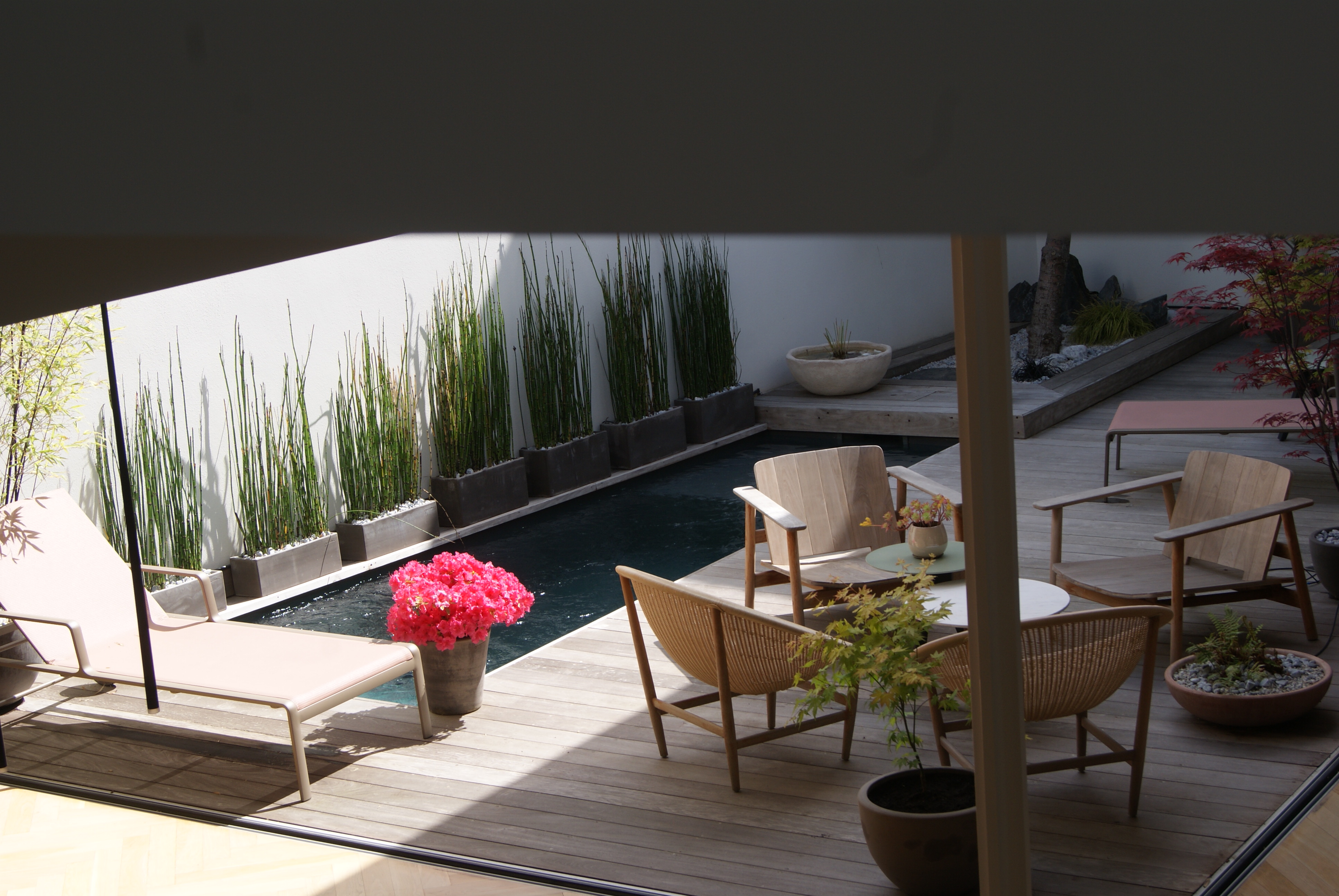 Terrasse piscine jardin aménagé par Urbanessence paysagiste Toulouse