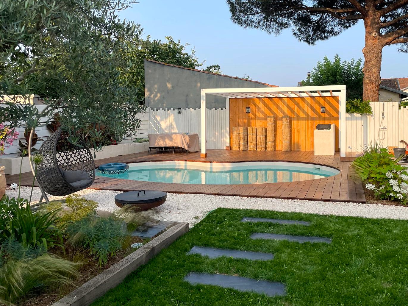 Piscine ronde terrasse ipé pergola coucher de soleil Toulouse — Urbanessence