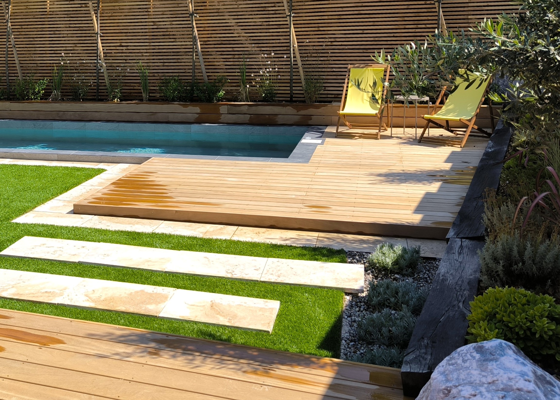 Terrasse bois exotique bardage claire-voie piscine Toulouse — Urbanessence