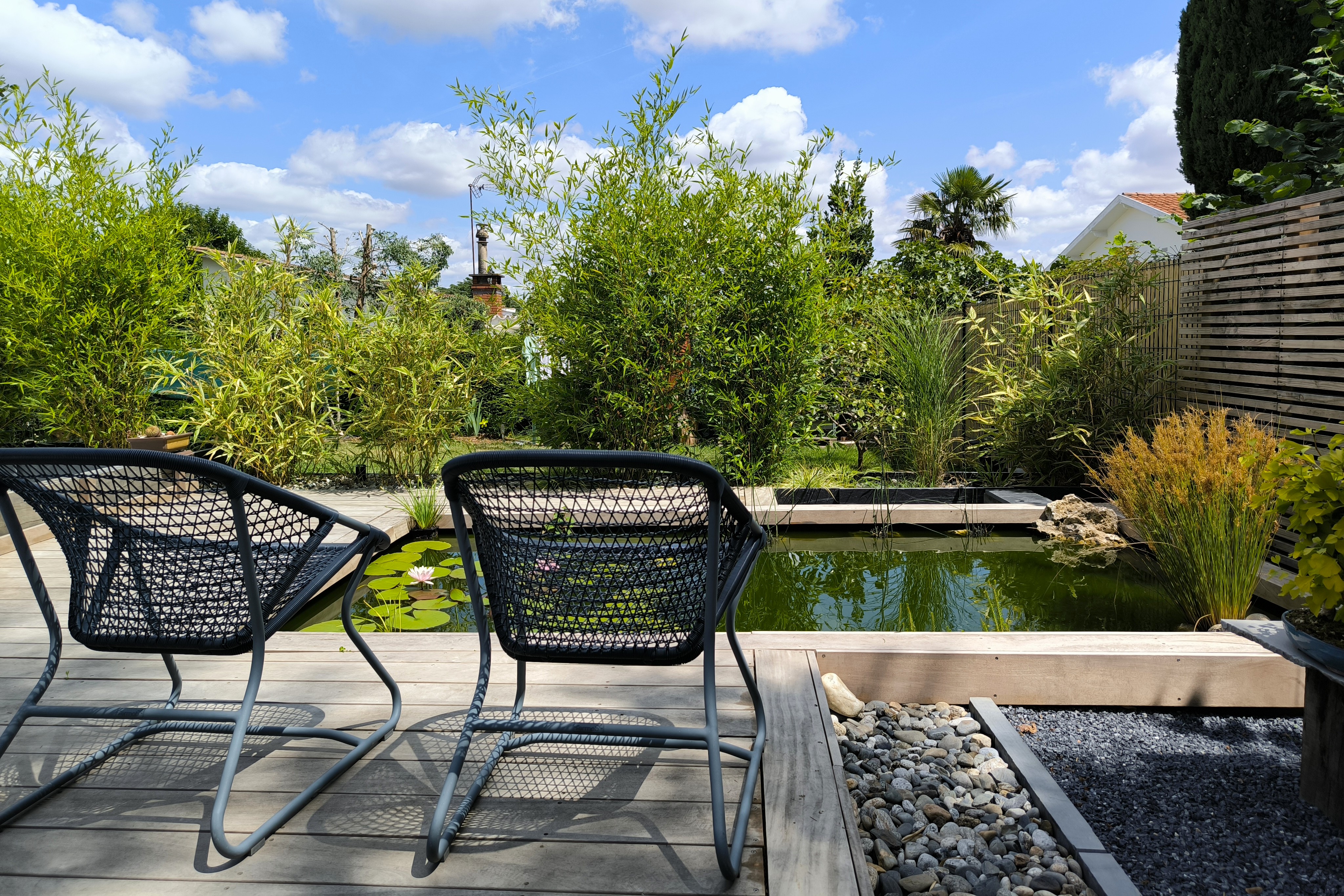 Terrasse bois piscine naturelle Toulouse jardin — Urbanessence