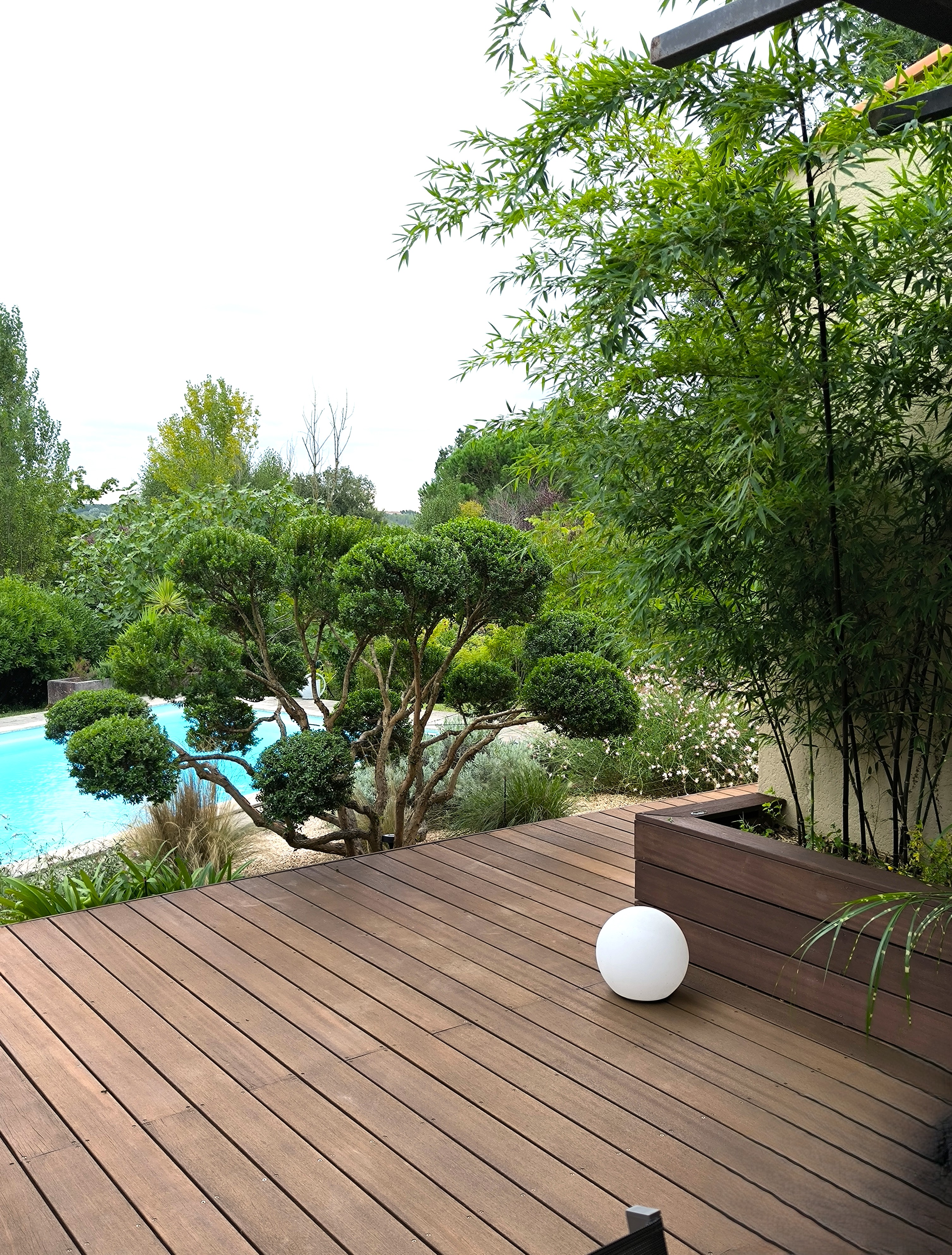 Terrasse bois exotique paysagiste massif jardinière piscine Toulouse — Urbanessence